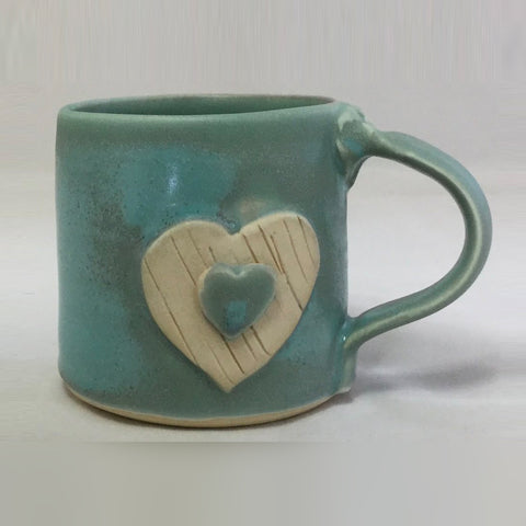  Tasse en poterie avec un coeur